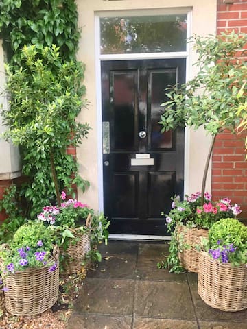 Luxury two Bedroom garden flat in Battersea gallery image 3