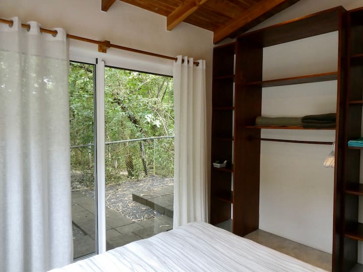 חדר אורחים עם נוף לג'ונגל..