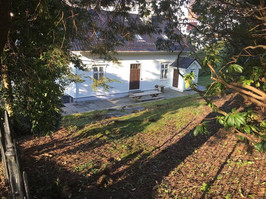 Sitteplass bak huset.