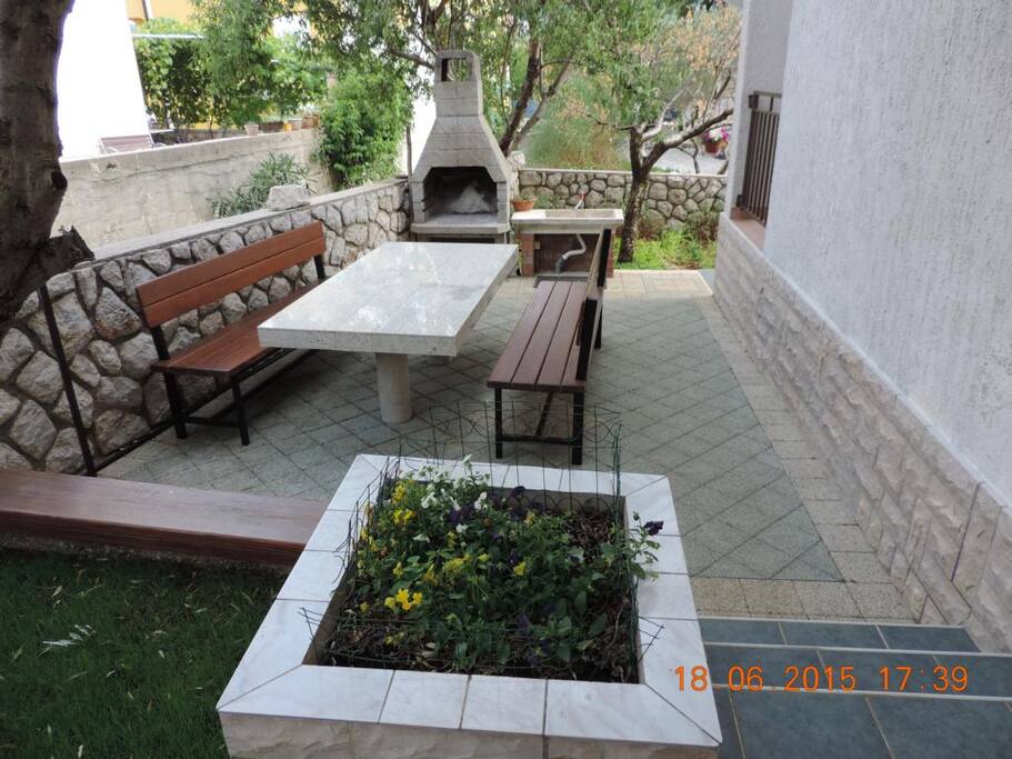 iza kuće prostor za odmor-roštilj
