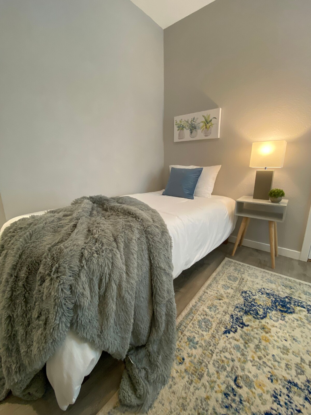 第二间卧室配有双人床和小桌子。