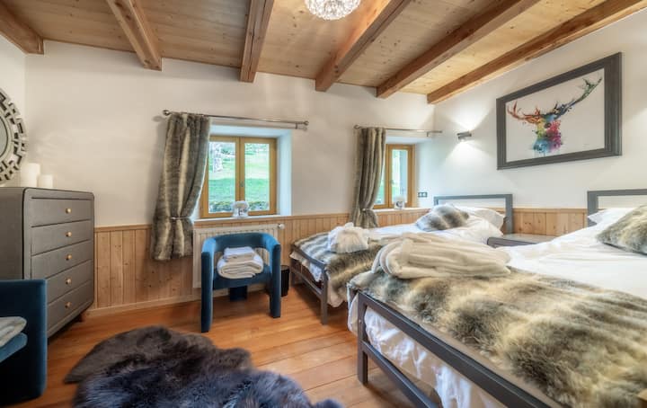 Dormitorio grande con dos camas individuales.