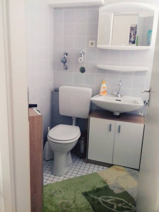 Bad mit Badewanne/Bathroom with a tub