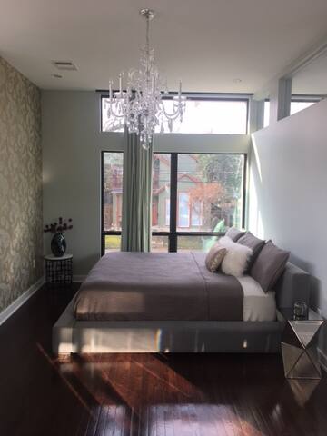 F1 Discount Luxurious Home: Minutes from Downtown gallery image 2