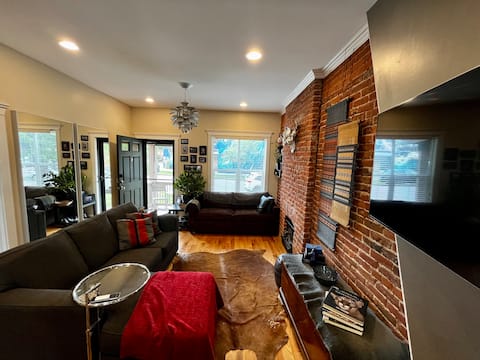 Top Airbnb: RiNo Art, yard, King tempurpedic, 95 walk score in Five Points