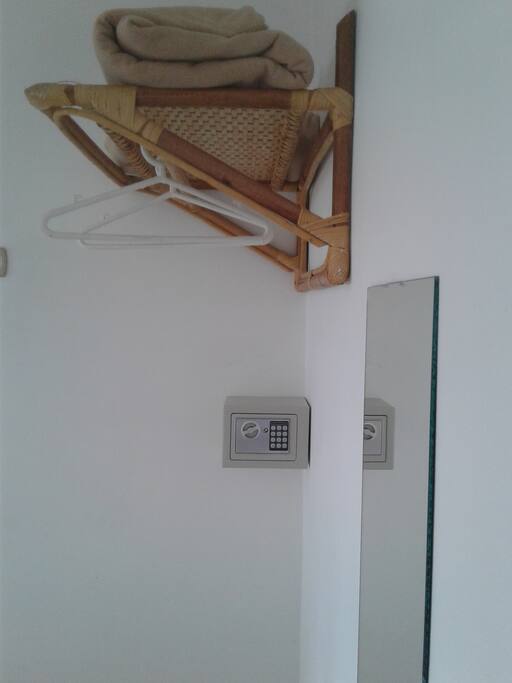 Perchas y Caja de Seguridad