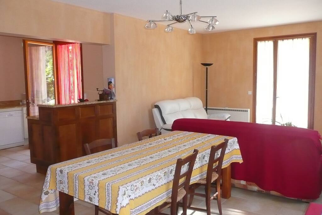 la cuisine et la salle à manger donnent sur la terrasse