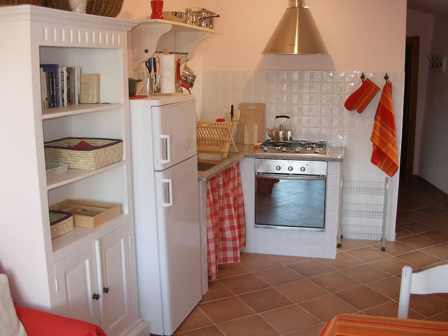 Well equipped kitchen, dining room
