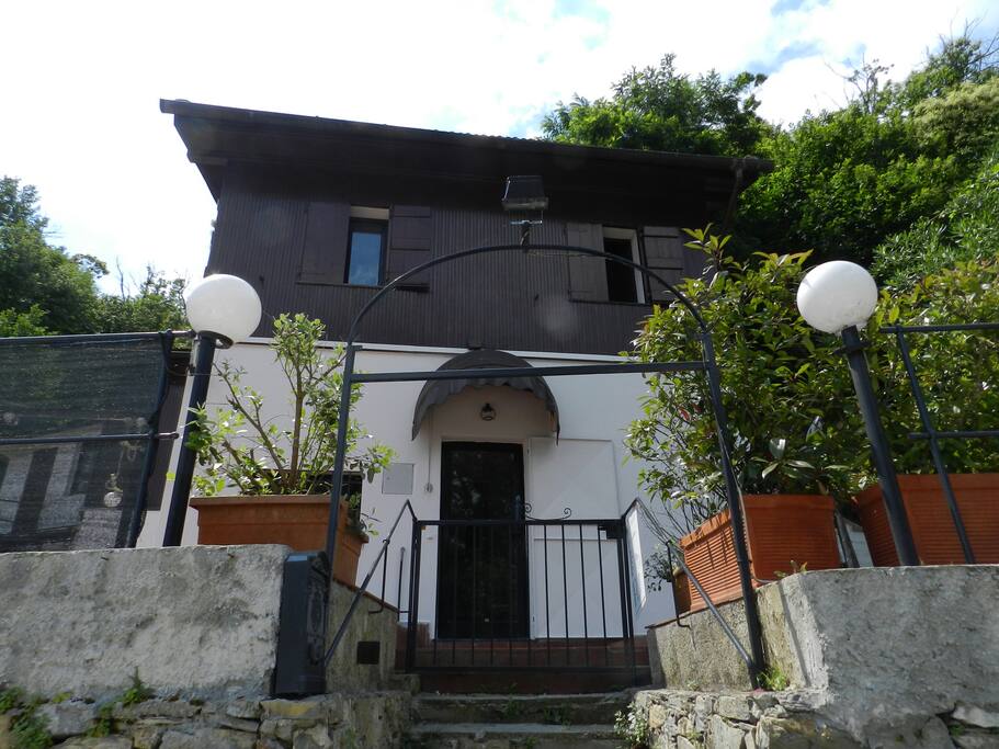 Fronte dell'edificio verso strada | Building facade towards the street