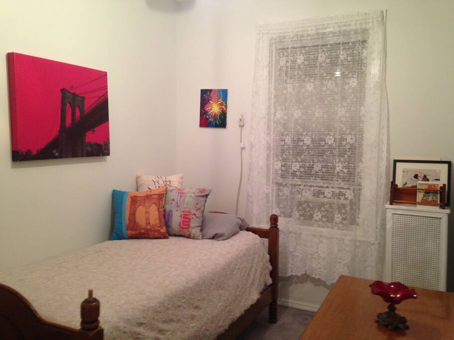 Single Bedroom over looking garden.
New beauty rest single bed
air conditioner in window
Lock on Door