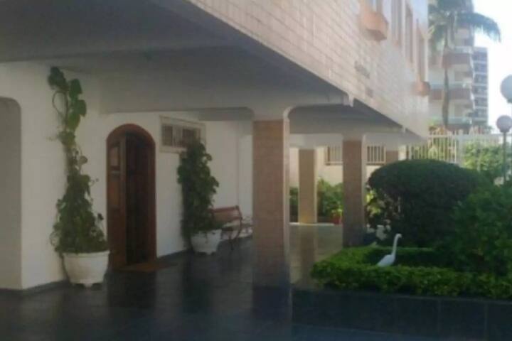 Apartamento Vila Caiçara uma quadra da Praia
