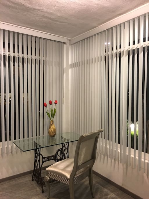 Escritorio con iluminación vista al jardín y una parte de la ciudad
