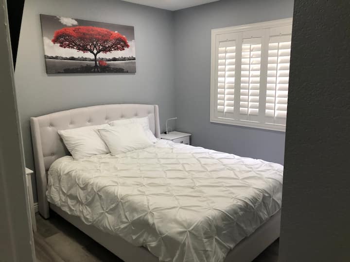 Приватна спална соба 4 на главниот кат ( втор главен) со брачен душек и душек со игла со додадена мемори пена за екстремна удобност. 