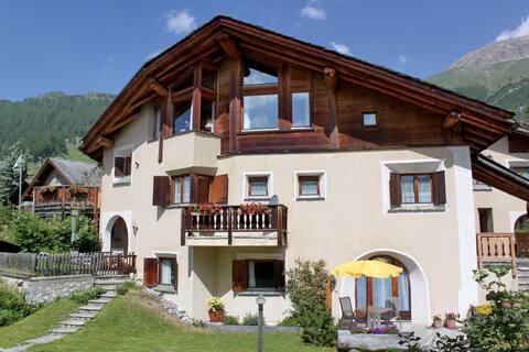 Successful Airbnb property: Studio for 2 persons in the sunniest place in the Engadine in Celerina/Schlarigna