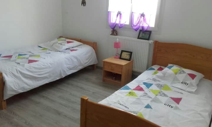 Спалня с две единични легла на приземния етаж 