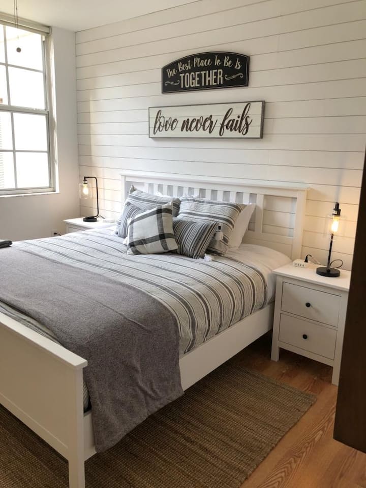 Ფრანგული ფანჯრები ლამაზია ფლორიდის ბუნებრივი მზის სხივებისთვის, რომ თქვენი დღე გაანათოთ.