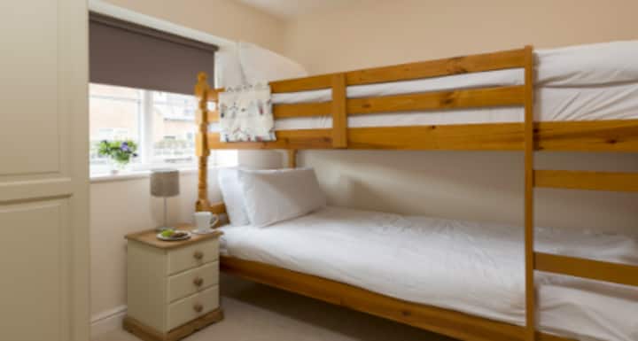 חדר שינה עם מיטת קומתיים