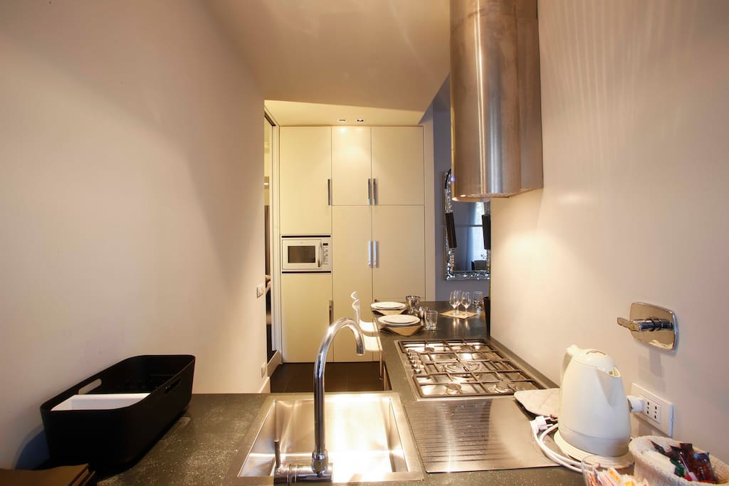 Vista della cucina: kettle, microwave