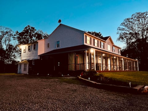 Lovely 5-Bedroom Farmhouse with Fireplace