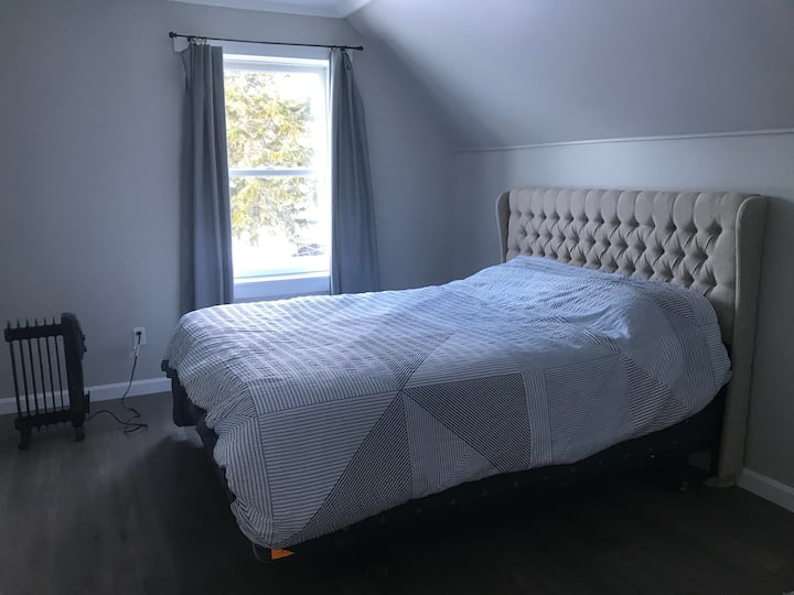 Dhoma e gjumit #4 (lart - krevat dopio "queen")