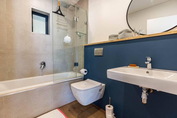 Contemporary Apartment with an Amazing Views gallery image 5