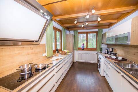 Spacious, family-friendly home minutes from lake