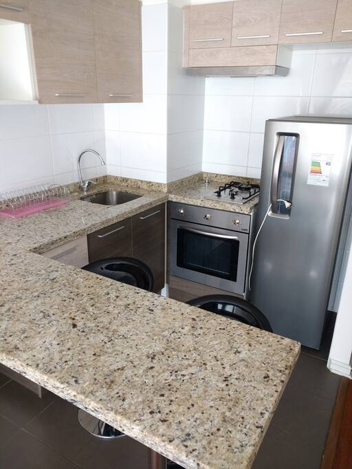 Cocina a gas con encendido eléctrico y refrigerador