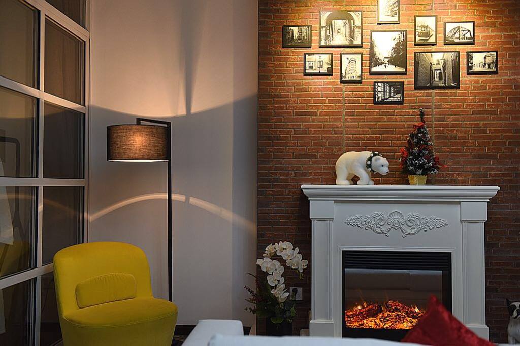 Living Room with fireplace