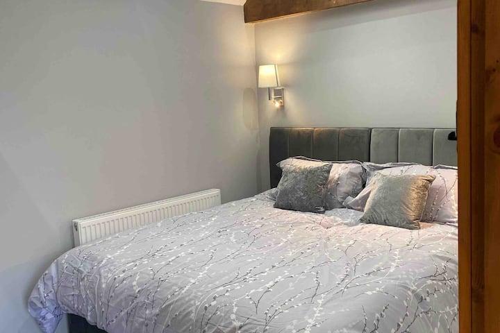 Chumba cha kulala cha pili na kitanda cha ukubwa wa mfalme mkuu.