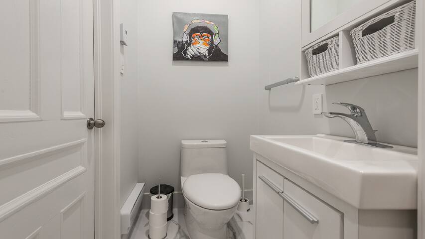 DOWNTOWN MONTREAL 12 BEDROOMS 6 BATHROOM SLEEPS 48 gallery image 4