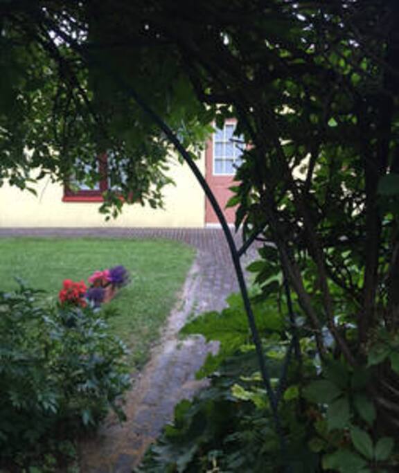way to the garden house