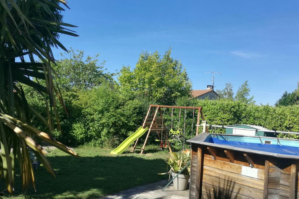 Piscine hors sol, balançoire, toboggan et bac à sable