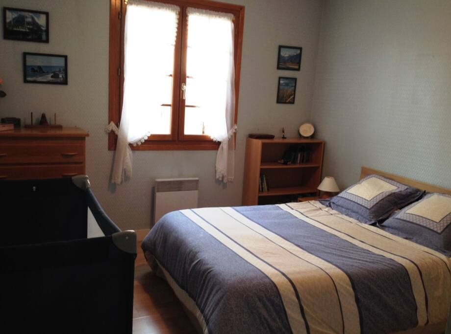 Chambre n°1 lit 140 + lit parapluie sur demande + wifi. Voir mon autre annonce pour