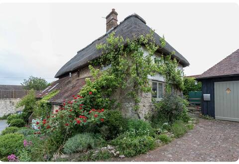 Thatched cottage in village & off street parking