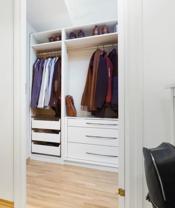 Walk-in-closet in the entrance