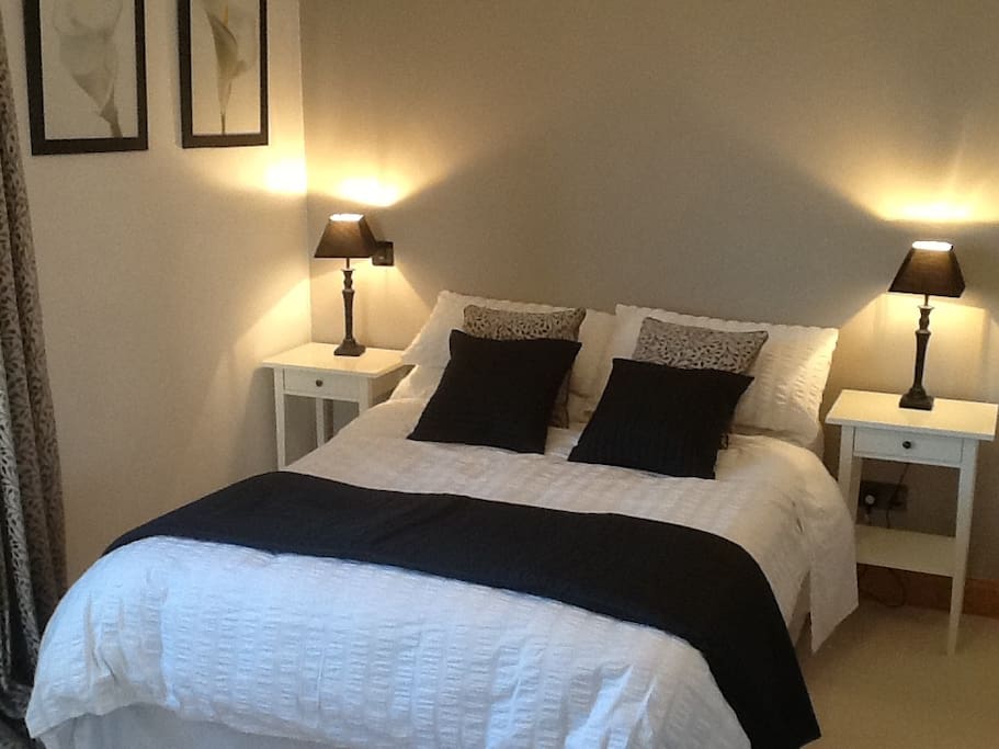 Large Double room with en suite shower, TV