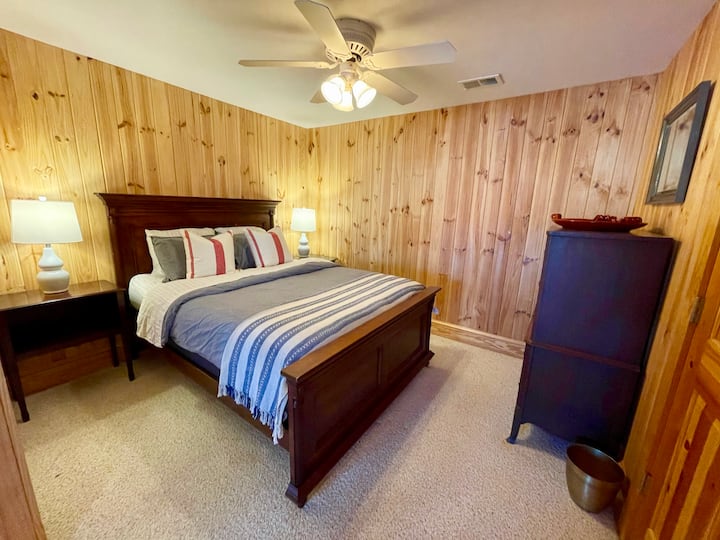 Dhomë gjumi dopio "queen" në bodrum me dritë të plotë