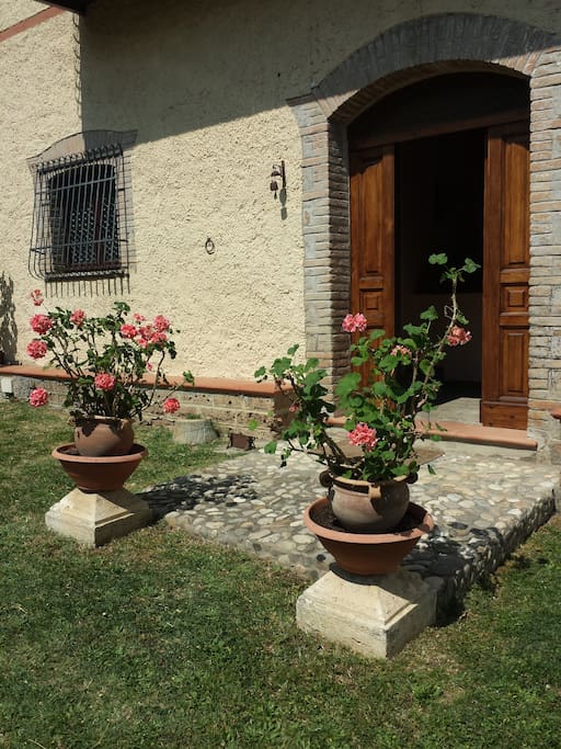Casale porta ingresso primo piano