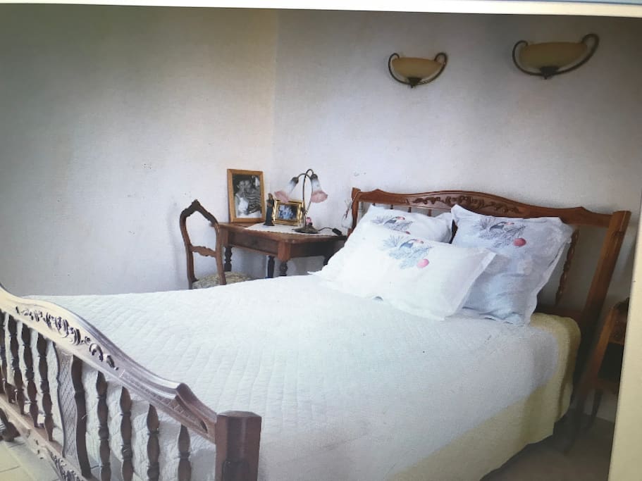 Chambre avec un lit de 140 , un bureau et une coiffeuse