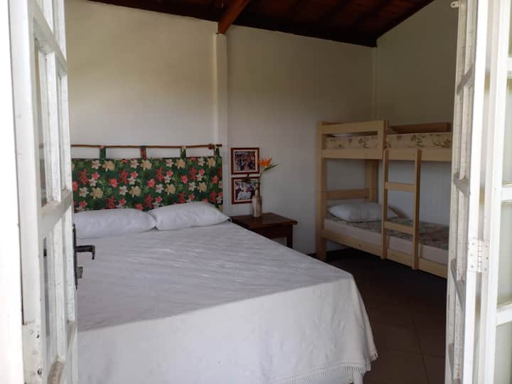 Chalé 2_1张双人床和1张双层床