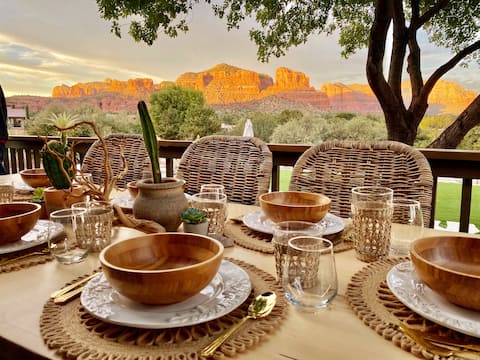 Amazing Red Rock Views! Log Cabin Outdoor Living