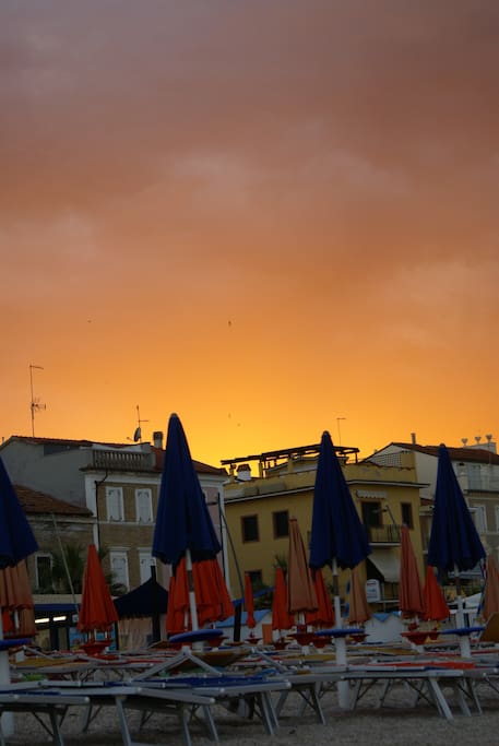 la spiaggia a 8 mt dalla struttura