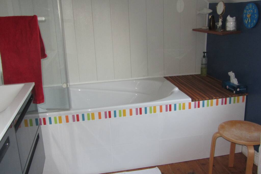 Baignoire avec douche, double vasque et WC