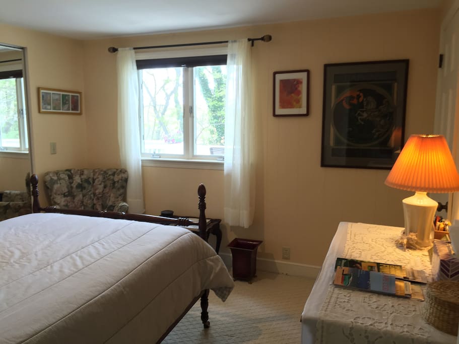 Single or double room with view to the deck and woods