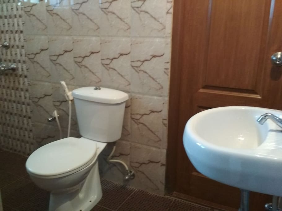 Modern Bathroom with Soft Close cover for seat