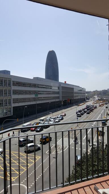 Habitación con vista a la torre Agbar, amplio balcón con salida pr privada desde la habitación.