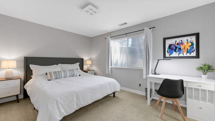Cuarto dormitorio con cama king y rincón de trabajo/estudio. Luminoso y espacioso con un gran vestidor.