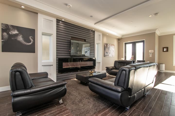 Family-Friendly Home: 9 Beds, Heart of Vancouver