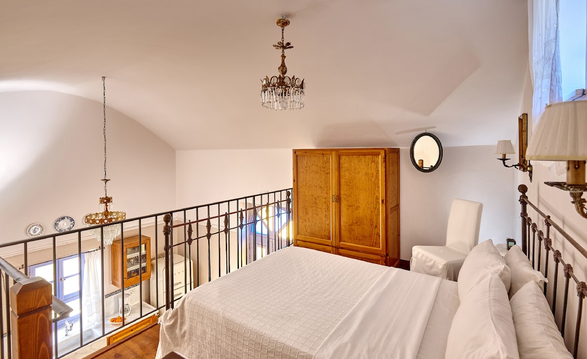 Орелија Критски вили - Дрвено поткровје брачен кревет (широк 125 - 149 см)