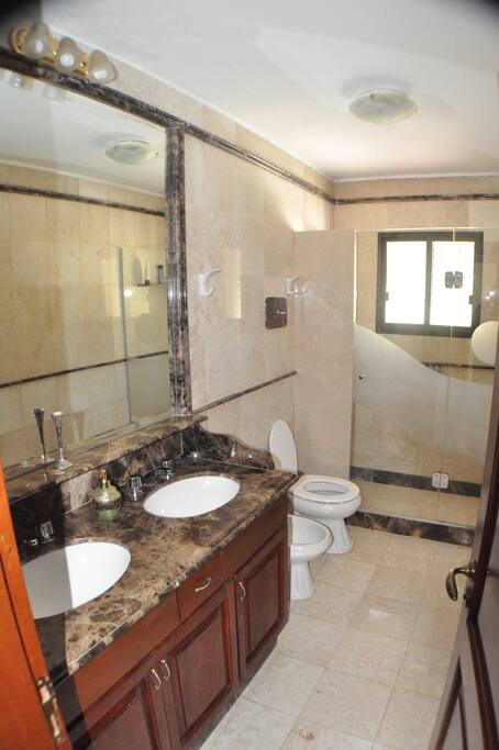 Baño en suite con doble bacha en marmol